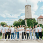 Mitarbeiter Energieberatung Heuschkel Gruppenfoto vor Sparrenburg Bielefeld