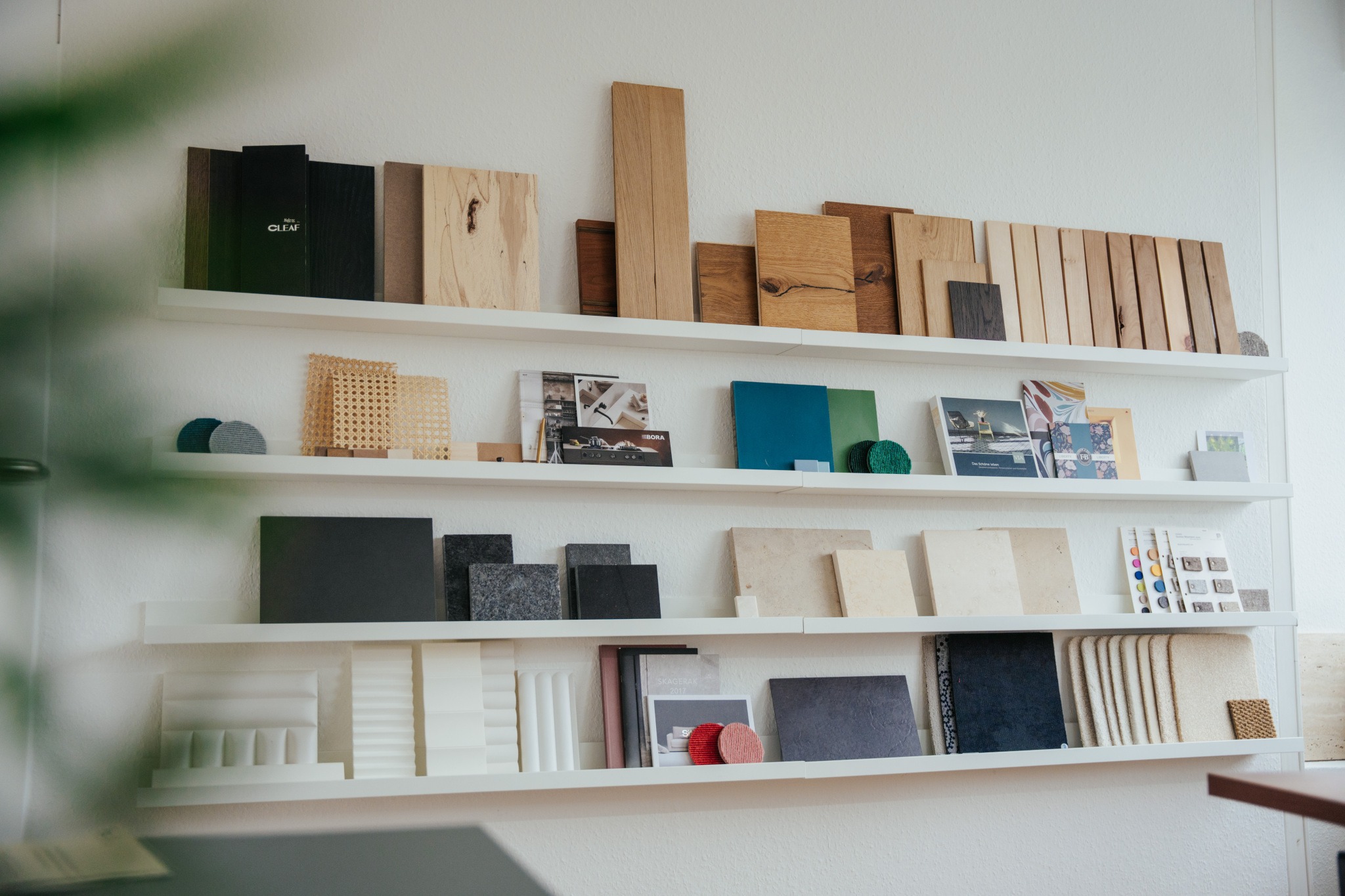Prospekte und Baumaterialien Display