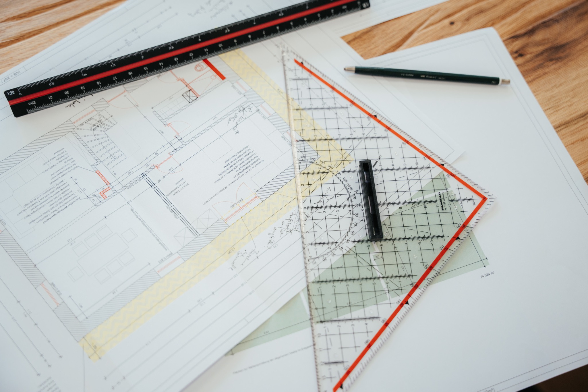 Architekten Arbeitsmaterialien mit Geodreieck auf Gebäudegrundriss - Energieeffizientes Bauen