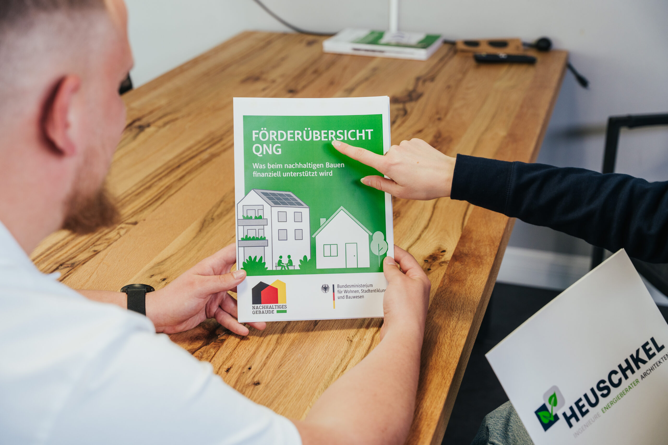 Broschüre Förderübersicht QNG - Nachhaltiges Bauen